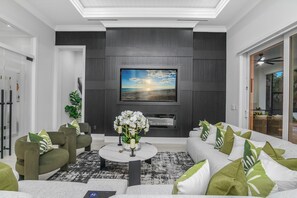 Smart TV, chimenea, videojuegos y futbolito