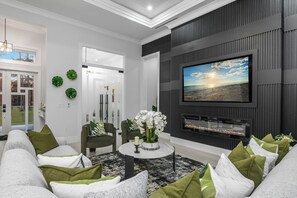 Una Smart TV, una chimenea, videojuegos, un futbolín