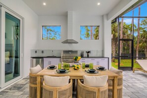 Dining - The Naples Luxe Retreat . Game Room • Heated Pool (Naples)