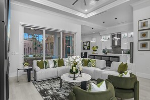 Smart TV, fireplace, video games, table football - The Naples Luxe Retreat . Game Room • Heated Pool (Naples)