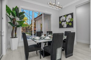 Dining - The Naples Luxe Retreat . Game Room • Heated Pool (Naples)