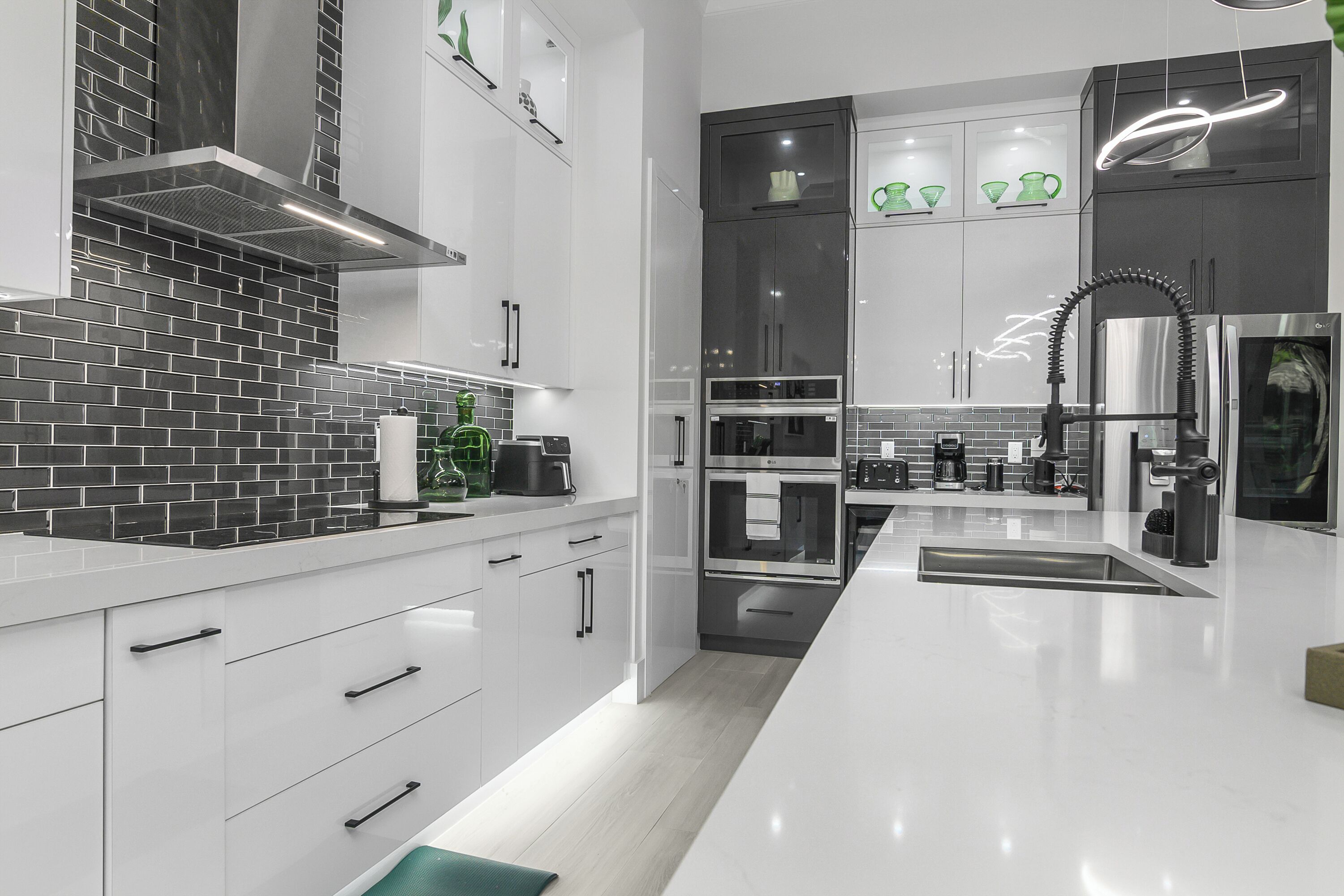 Køleskab, mikrobølgeovn, ovn, kogeplade