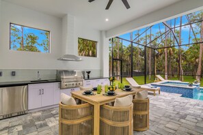 Outdoor dining - The Naples Luxe Retreat . Game Room • Heated Pool (Naples)