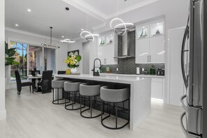 Fridge, microwave, oven, stovetop - The Naples Luxe Retreat . Game Room • Heated Pool (Naples)