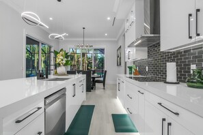 Frigorífico, microondas, horno y placa de cocina