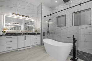 Shower, jetted bath, eco-friendly toiletries, hair dryer - The Naples Luxe Retreat . Game Room • Heated Pool (Naples)