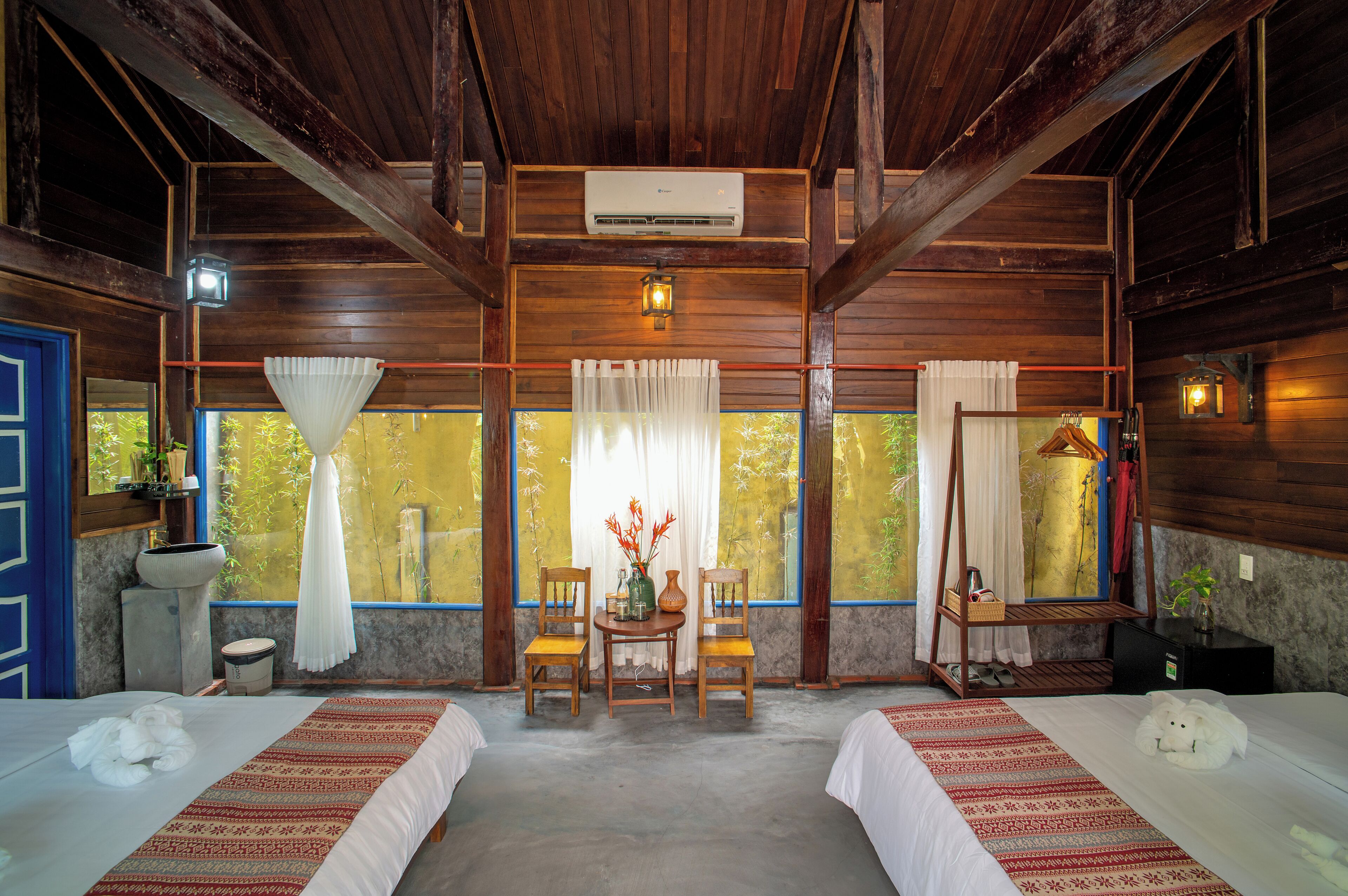 Suite Keluarga, pemandangan kebun | Minibar, Wi-Fi gratis, dan seprai linen