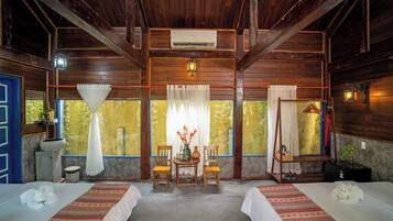 Suite Keluarga, pemandangan kebun | Minibar, Wi-Fi gratis, dan seprai linen