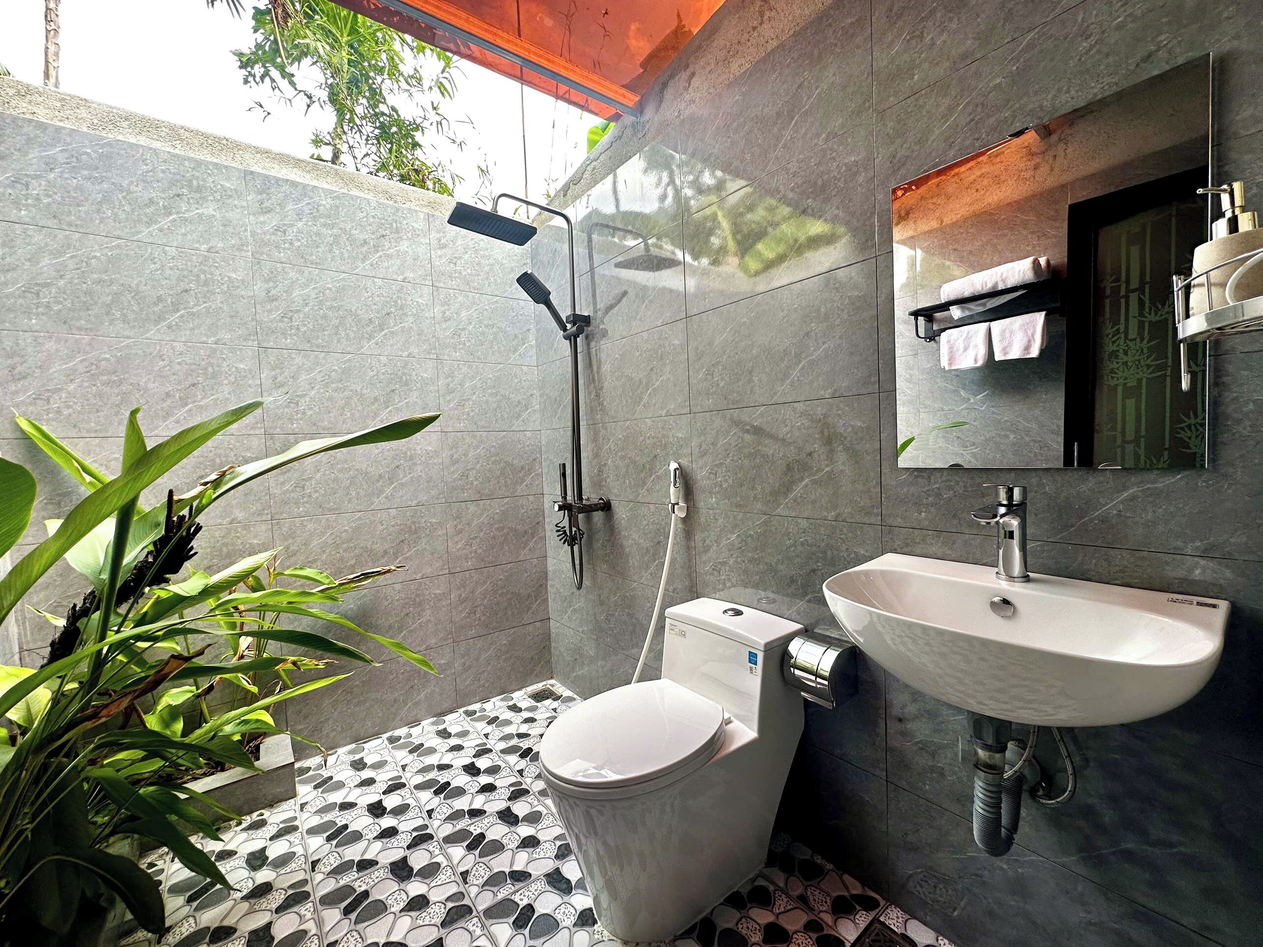 Habitación Deluxe doble, vistas al jardín | Baño | Ducha, artículos de higiene personal gratuitos y secador de pelo