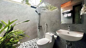 Habitación Deluxe doble, vistas al jardín | Baño | Ducha, artículos de higiene personal gratuitos y secador de pelo