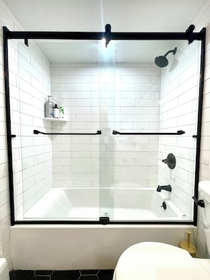 Douche, séchoir à cheveux, serviettes fournies, savon