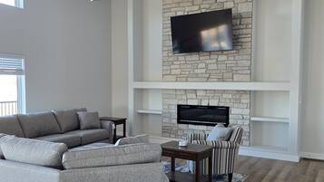 Smart TV, fireplace