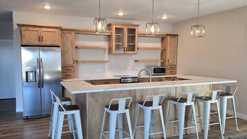 Frigorifero, microonde, forno, piano cottura