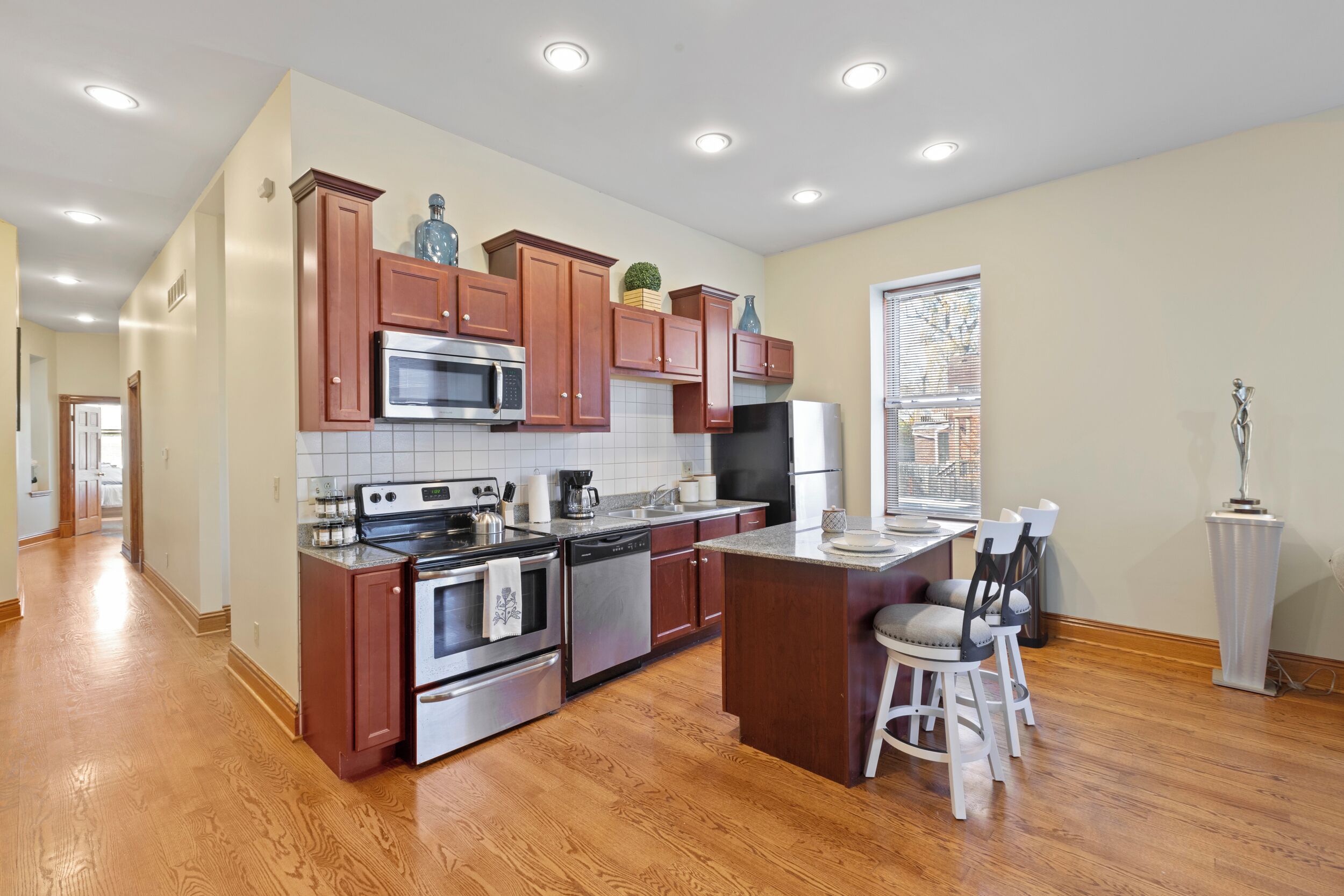 ثلاجة، ميكروويف، فرن، موقد طهي مسطح