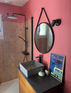 Een douche, een haardroger, handdoeken, zeep