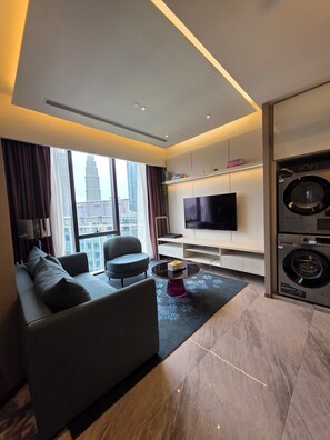 65-inch flat-screen TV with digital channels, Netflix - Imperial Residence KLCC by Perkasa Ikon (Kuala Lumpur)