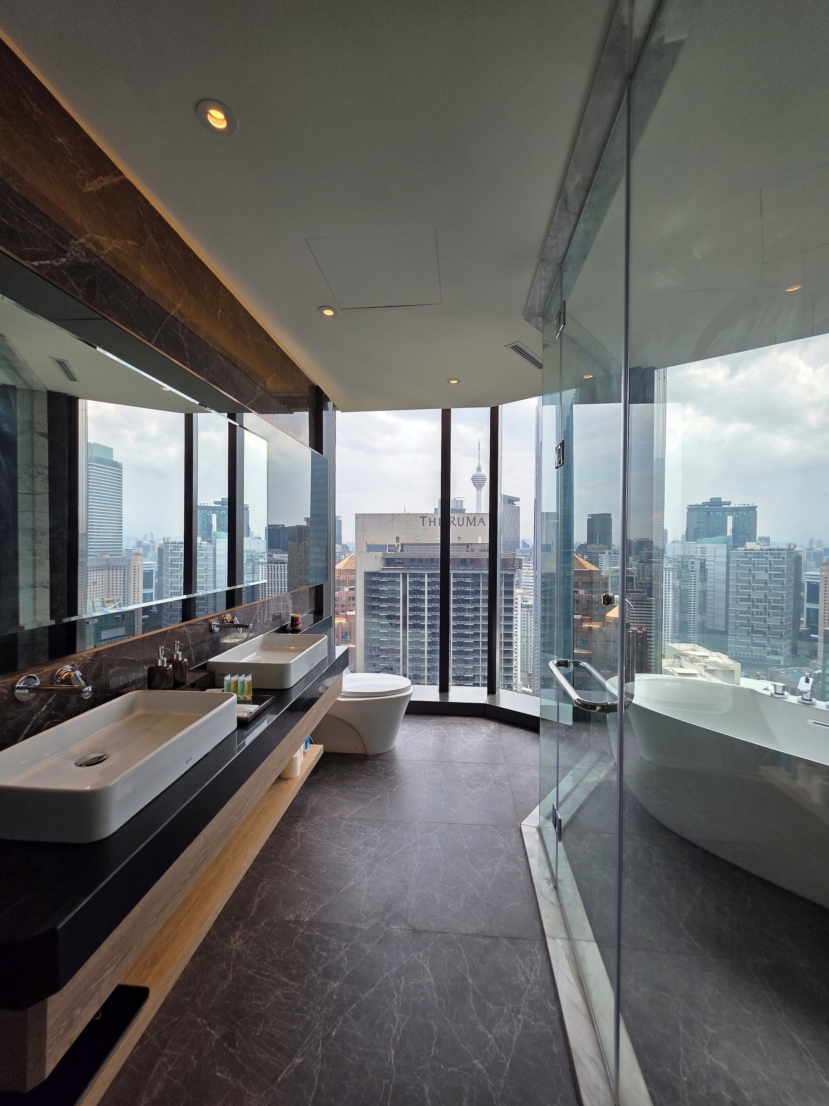 Suite Premium, pemandangan kota | Kamar mandi | Sandal