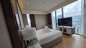 A modern hotel room with a large bed, a flat-screen TV, and a city view. - Imperial Residence KLCC by Perkasa Ikon (Kuala Lumpur)