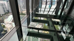 A high-rise building with a glass exterior and multiple floors. - Imperial Residence KLCC by Perkasa Ikon (Kuala Lumpur)
