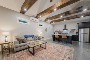 Smart TV - 1BD Modern Bourbon Home (Lawrenceburg)