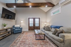 Smart TV - 1BD Modern Bourbon Home (Lawrenceburg)