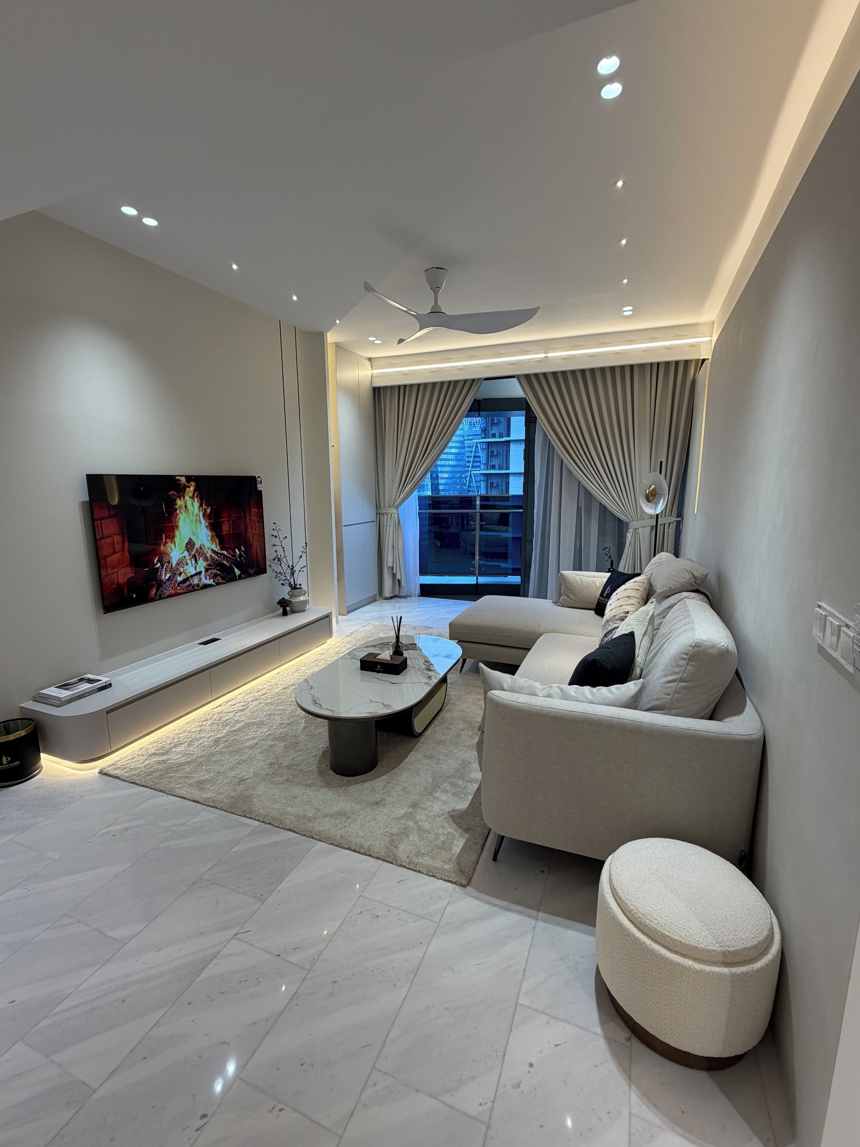 Premium appartement, balkon, uitzicht op stad | Woonruimte | Een 65-inch ledtelevisie met digitale zenders en Netflix