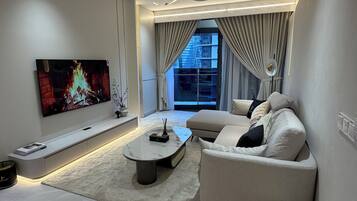 Premium appartement, balkon, uitzicht op stad | Woonruimte | Een 65-inch ledtelevisie met digitale zenders en Netflix