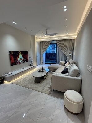 Premium appartement, balkon, uitzicht op stad | Woonruimte | Een 65-inch ledtelevisie met digitale zenders en Netflix