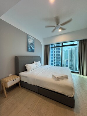 Superior Apartment, City View | Meja, ruang kerja komputer riba, kalis bunyi, seterika/papan seterika 