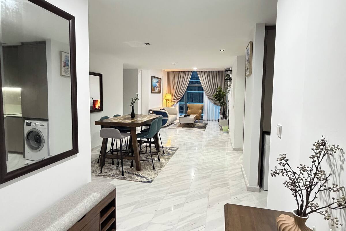 Premium appartement, balkon, uitzicht op de stad | Een bureau, een laptopwerkplek, geluiddichte muren