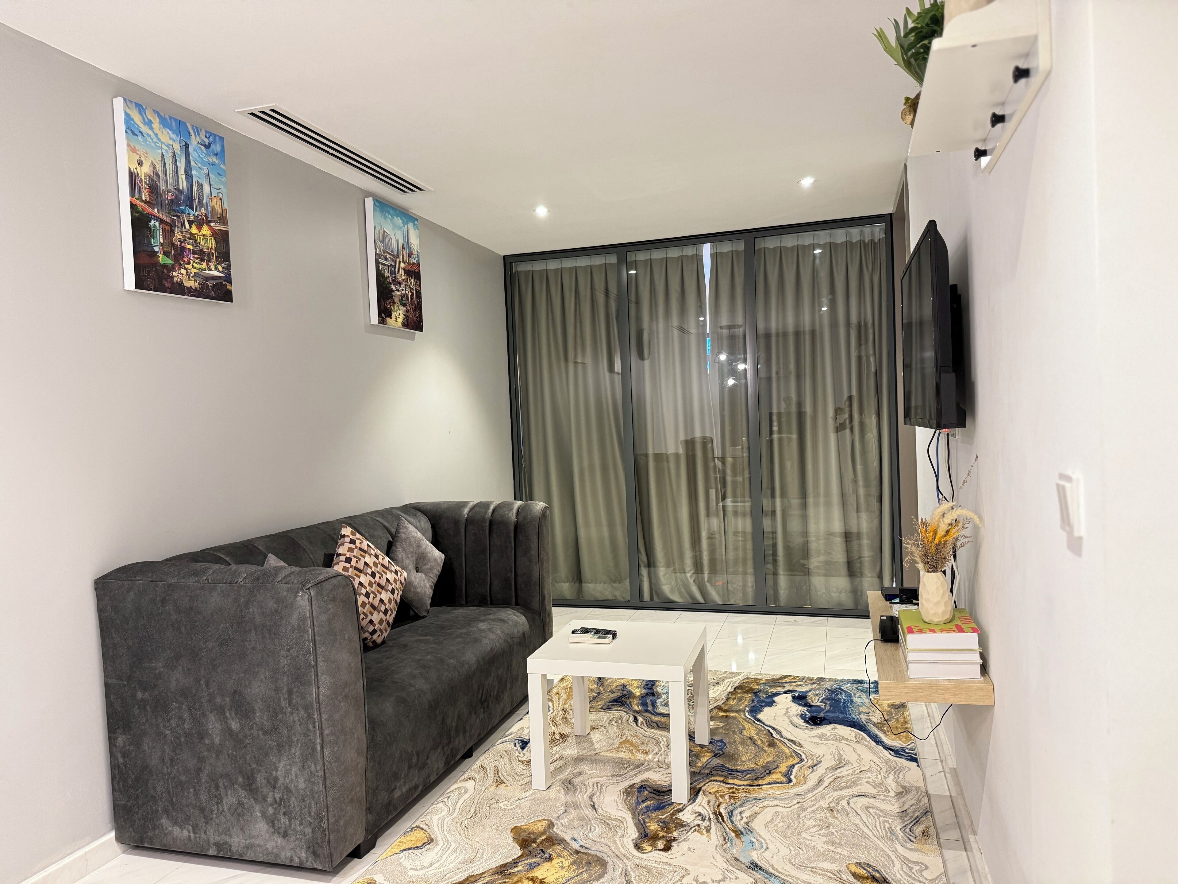 Appartement Deluxe, vue ville | Coin séjour | Télévision LED de 65 pouces avec chaînes numériques, Netflix