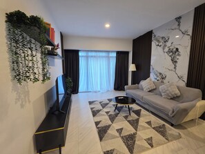 Căn hộ dành cho gia đình, quang cảnh thành phố | Khu phòng khách | TV LED 65-inch có truyền hình kỹ thuật số, Netflix, dịch vụ stream 