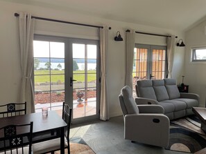 Smart TV, chimenea, libros, estéreo