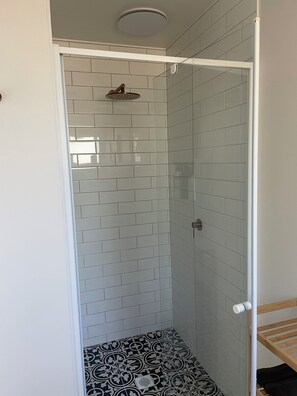 Bruser, hårtørrer, håndklæder, Sæbe