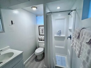 مجففات شعر، مناشف، صابون، ورق حمّام