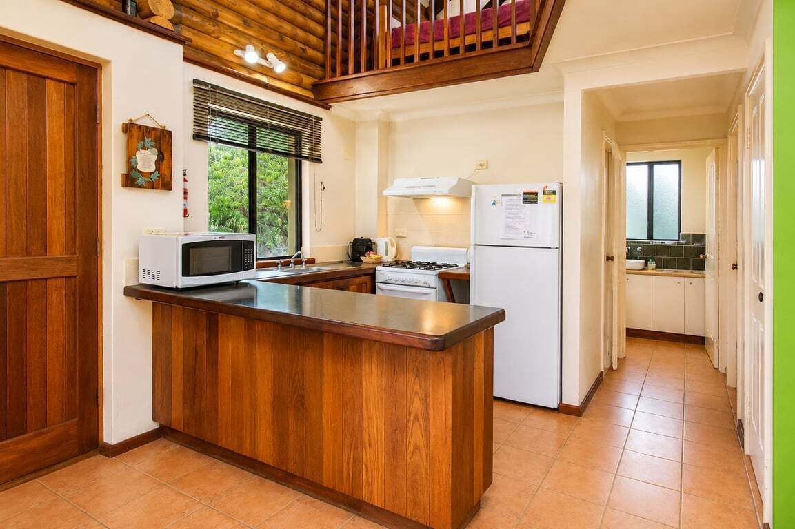 Réfrigérateur, micro-ondes, plaque de cuisson, bouilloire électrique