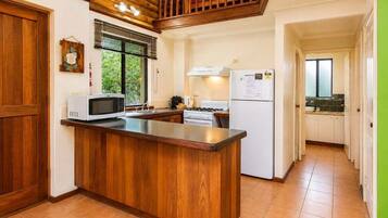 Réfrigérateur, micro-ondes, plaque de cuisson, bouilloire électrique