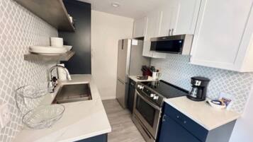 Microondas, horno, parrilla de estufa y lavavajillas