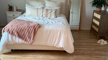 1 slaapkamer, een strijkplank/strijkijzer, wifi, beddengoed