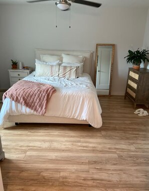 1 slaapkamer, een strijkplank/strijkijzer, wifi, beddengoed