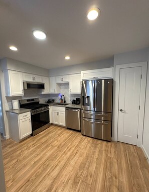 Private kitchen - Cozy South Austin Stay – Free Parking, Fast WiFi, and Pet Friendly! (Austin)
