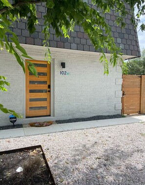 Exterior detail - Cozy South Austin Stay – Free Parking, Fast WiFi, and Pet Friendly! (Austin)