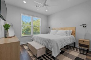 2 Schlafzimmer, Schreibtisch, Bügeleisen/Bügelbrett, Reisekinderbett