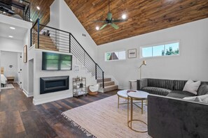 Een televisie en een open haard