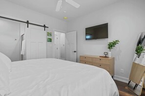 2 slaapkamers, een bureau, een strijkplank/strijkijzer, reisbedje