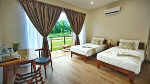 Une chambre d’hôtel avec deux lits, un ventilateur de plafond, un appareil de climatisation, une table à manger avec des chaises et une vue sur la verdure environnante.