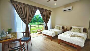 客房内保险箱、办公桌、笔记本电脑工作区、熨斗/熨板