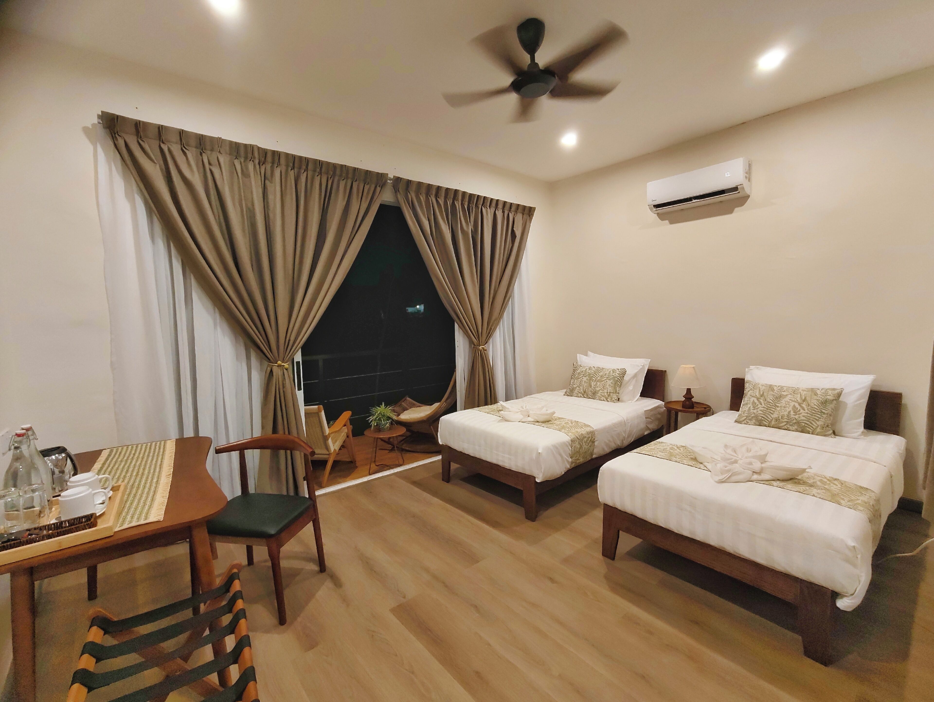 Habitación estándar con 2 camas individuales, balcón, vista al jardín | Caja de seguridad en la habitación y escritorio 