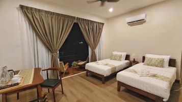 Habitación estándar con 2 camas individuales, balcón, vista al jardín | Caja de seguridad en la habitación y escritorio