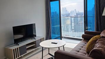 Appartamento Standard, balcone, vista città | Area soggiorno | TV LED 50 pollici con canali digitali